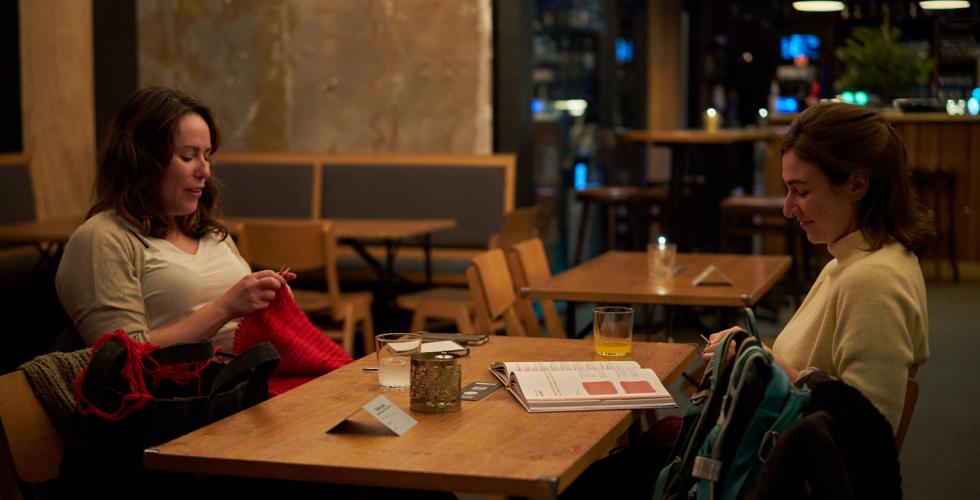 Sonia Pena Perez og Ana Quiles-Jim&eacute;nez sitter &aring; strikker p&aring; Kulturhuset i Oslo 