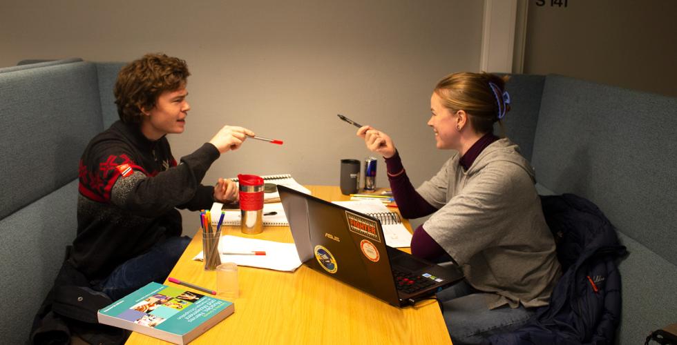 Studenter som diskuterer