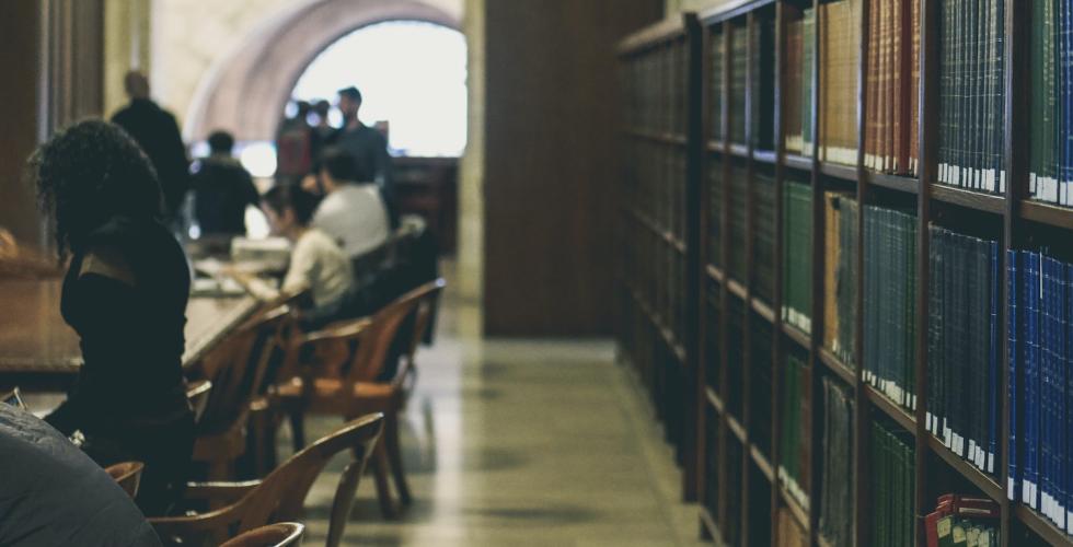 Mennesker tilbringer tid p&aring; et bibliotek. 