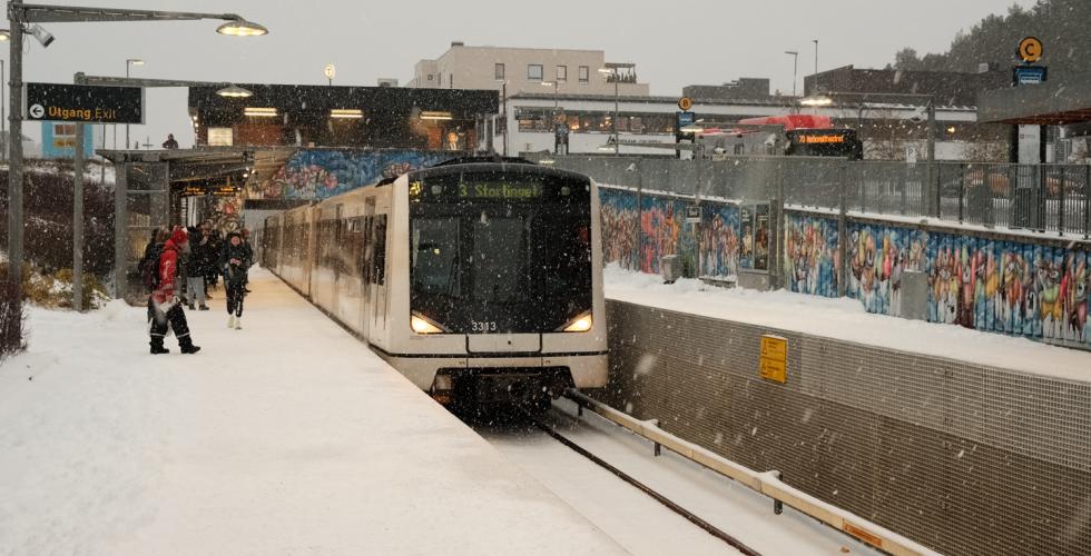 T-banen p&aring; Skullerud i fullt sn&oslash;v&aelig;r
