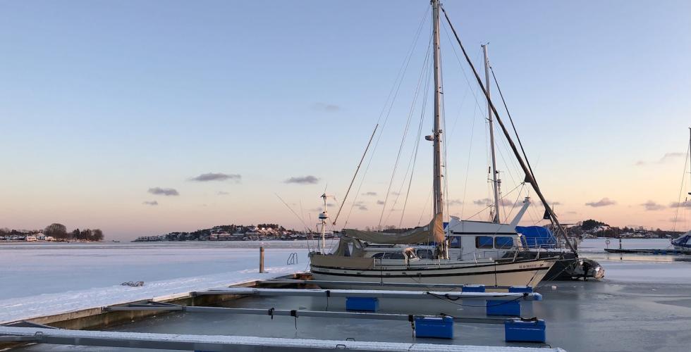 Teie b&aring;thavn i solnedgang