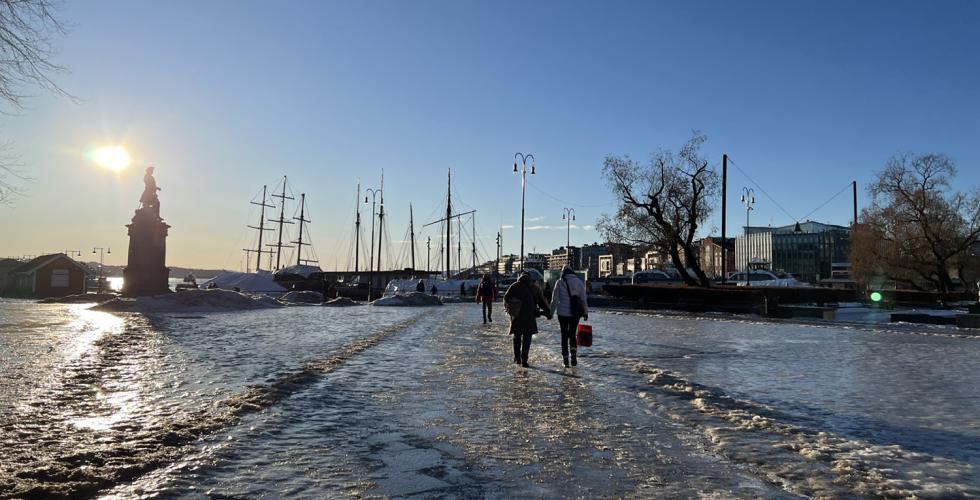 Mennesker som g&aring;r p&aring; isglatt f&oslash;re i by