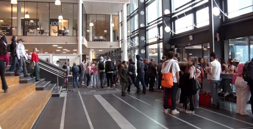 Mange elever i amfiet p&aring; Nydalen videreg&aring;ende skole. 