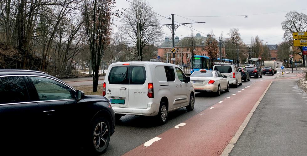 Biler st&aring;r i k&oslash; og venter p&aring; gr&oslash;nt lys