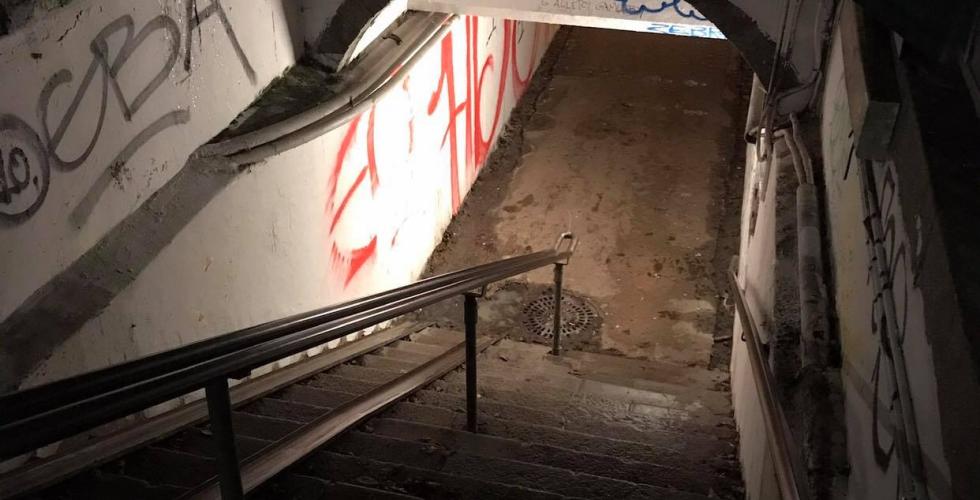 Bilde av trapper ned til undergang ved Harald H&aring;rdr&aring;des plass. Veggene er malt med graffiti.