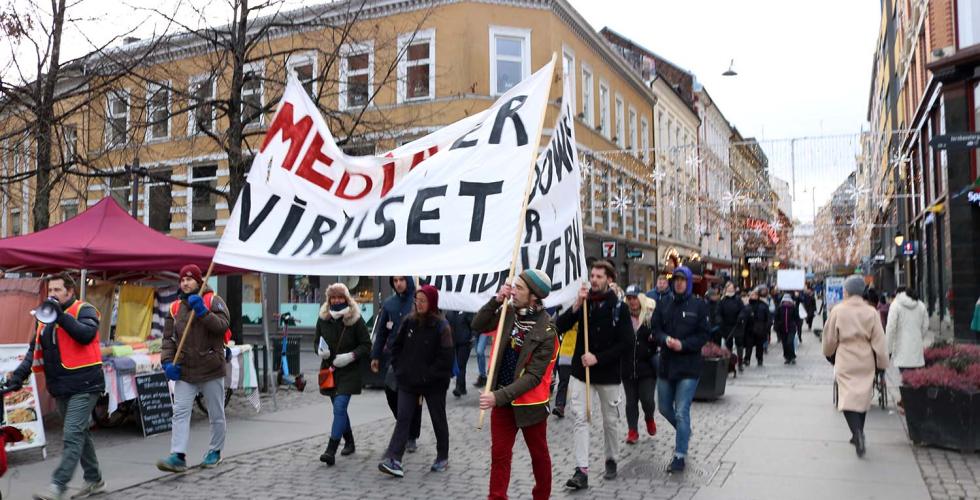 Vaksinemotstanderne fra gruppen, R&oslash;de luer, marsjerer gjennom Oslo med stort banner hvor det st&aring;r: "media er viruset".