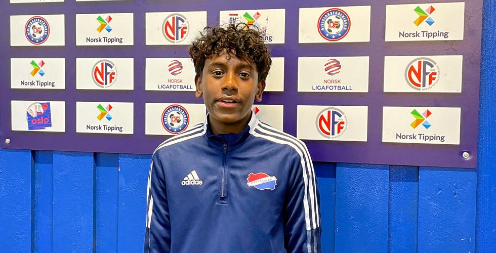 Varunaan Nakulan 14 &aring;r smiler for &aring; v&aelig;re tilbake etter kollaps p&aring; fotballbanen