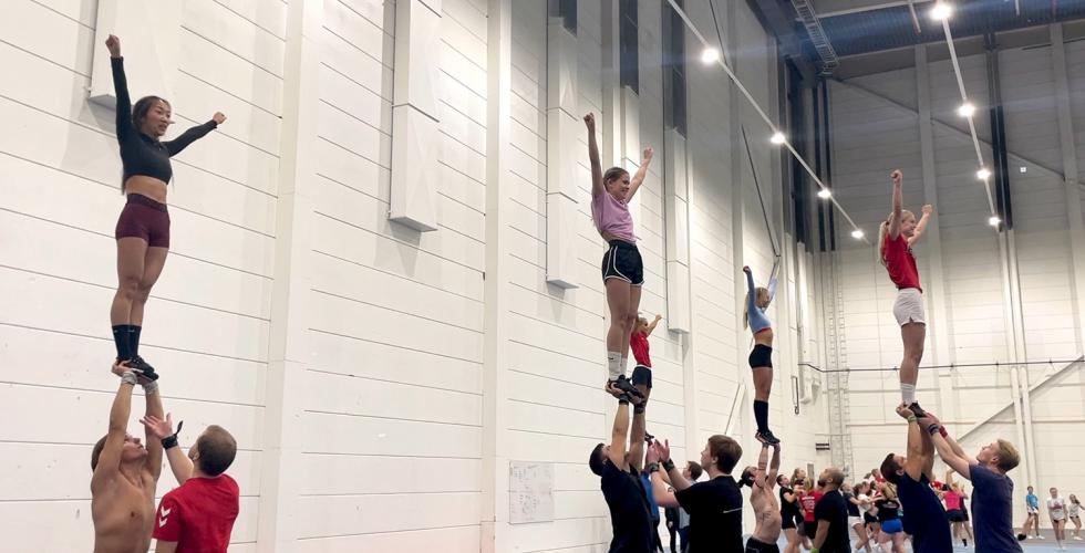 Jenter blir l&oslash;ftet opp i et cheerleaderstunt