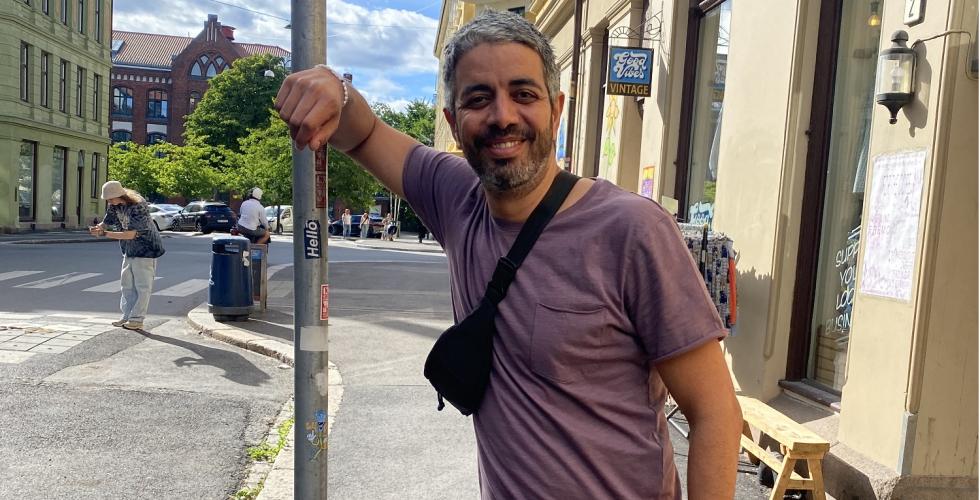 Yosef Hadoui poserer p&aring; Gr&uuml;nerl&oslash;kka. 