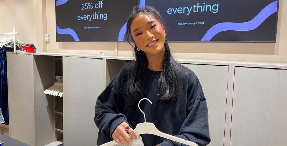 Her er Zingko Zakung som er ansatt p&aring; Gina Tricot p&aring; Oslo City.