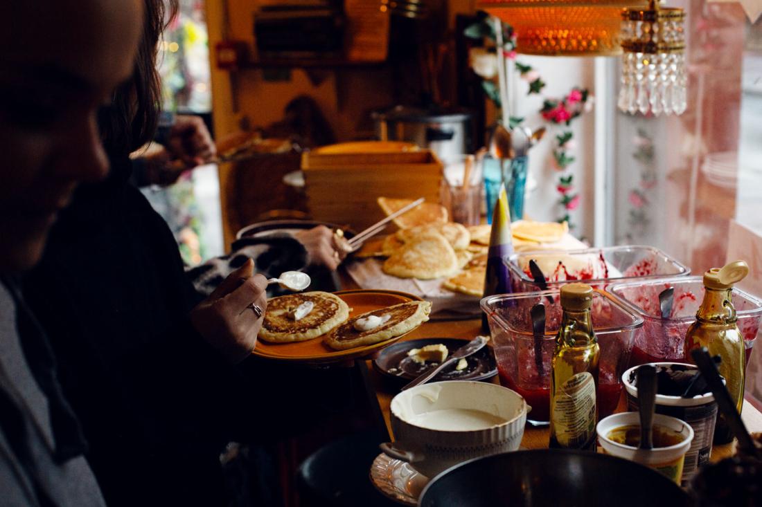 Gjester forsyner seg av pannekakebuffet p&aring; kaf&eacute;