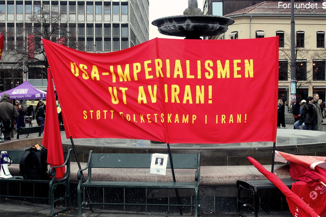 Banner der det st&aring;r USA-imperialismen ut av Iran - st&oslash;tt folkets kamp i Iran